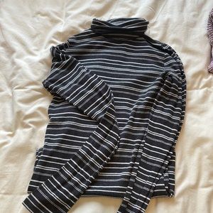 Hollister, striped turtle neck size S
